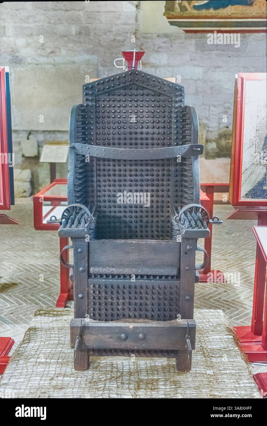 GUBBIO, ITALIEN - 13. JANUAR: Mittelalterliches Folterinstrument in der Ausstellung „Antike Instrumente der Folter und die Todesstrafe“ in Gub Stockfoto