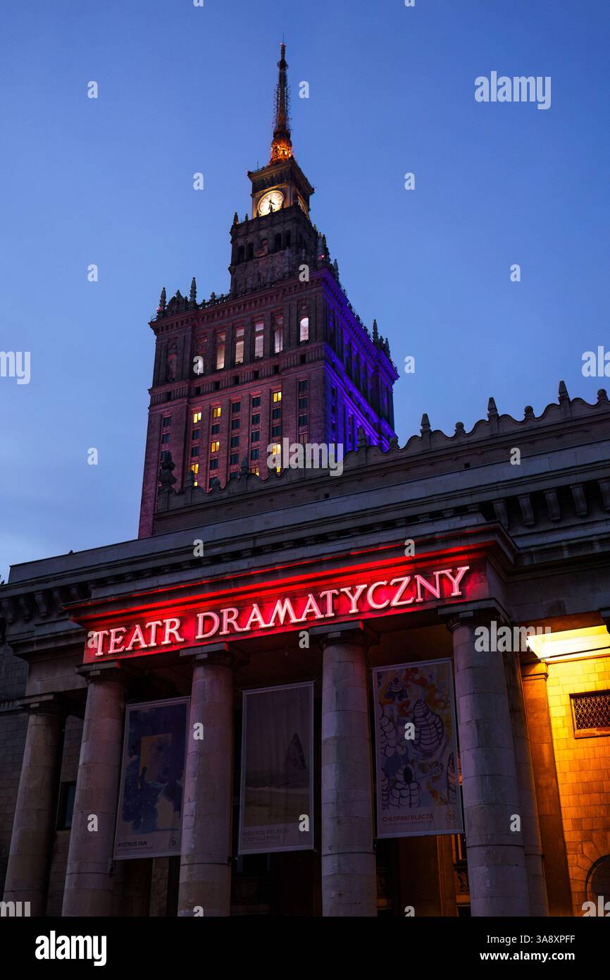 Warschau, Polen. 27. Januar 2025: Teatr Dramatyczny Theater in der Nacht im Palast der Kultur und Wissenschaft. Stockfoto