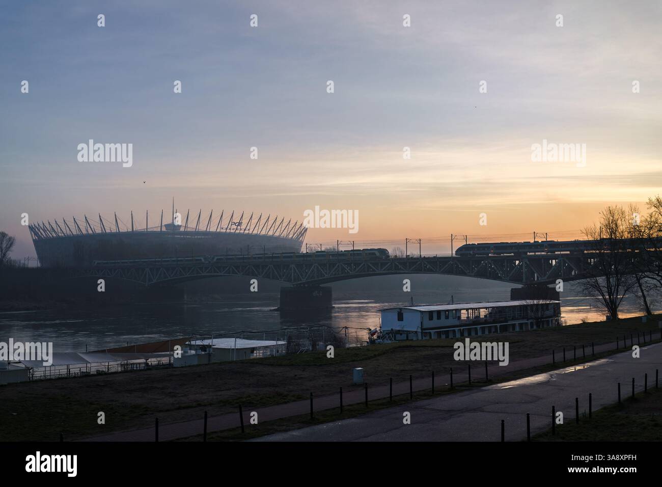 Warschau, Polen. 27. Januar 2025 - Blick auf das Nationalstadion und eine Eisenbahnbrücke über die Weichsel Stockfoto