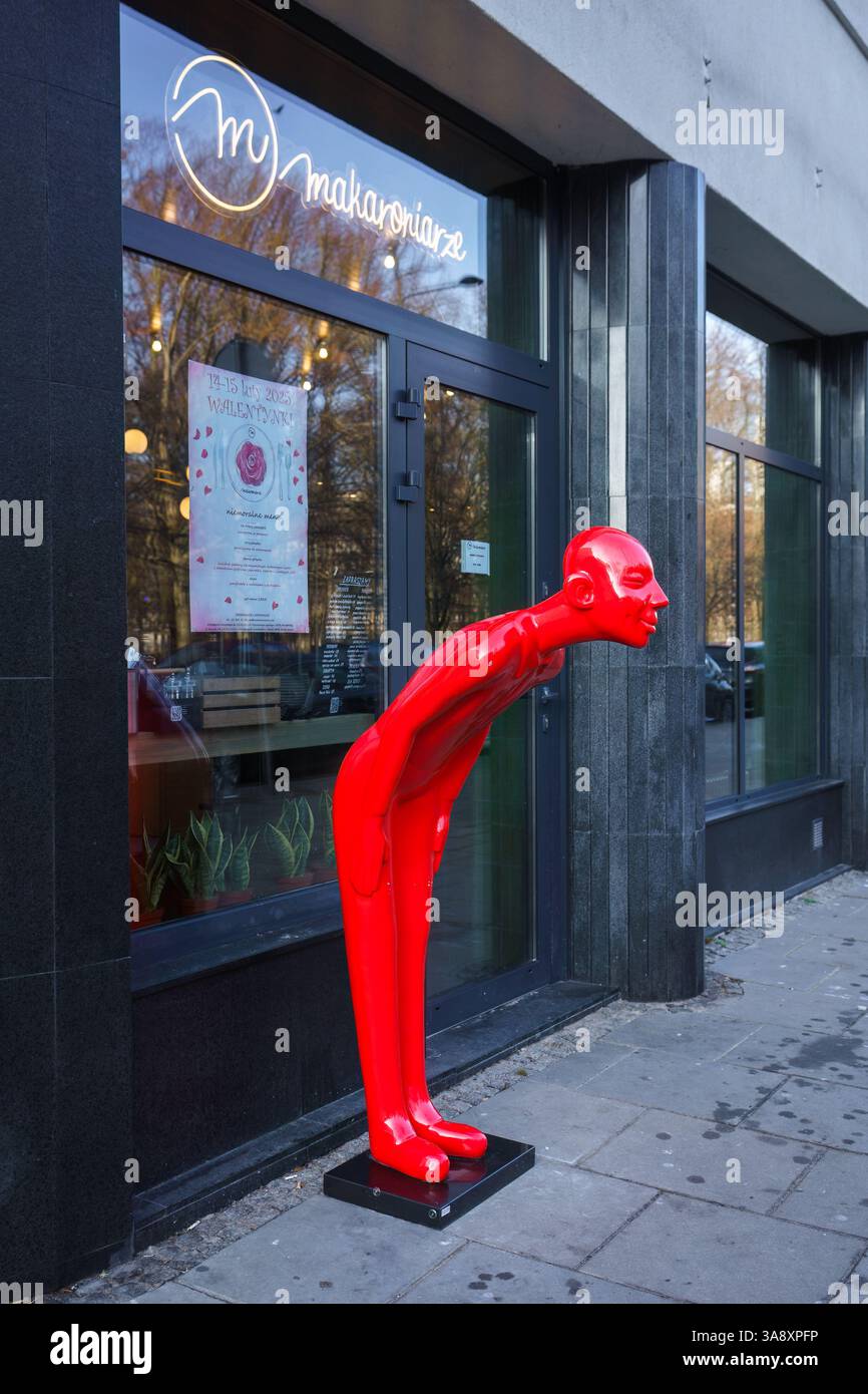 Warschau, Polen. Januar 2025 - einzigartige rote Skulptur vor dem Restaurant Makaroniarze. Stockfoto