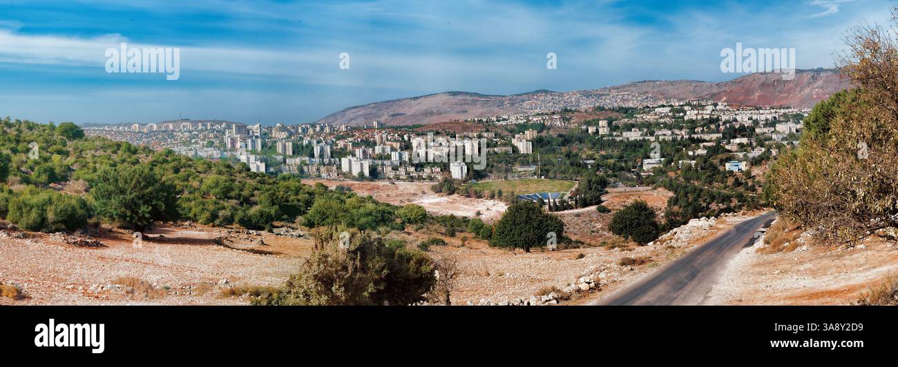 Israelische Stadt in den Bergen von West-Galiläa an einem heißen Mittag Stockfoto