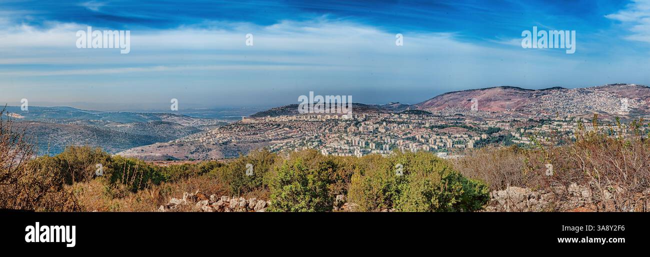 Israelische Stadt in den Bergen von West-Galiläa an einem heißen Mittag Stockfoto