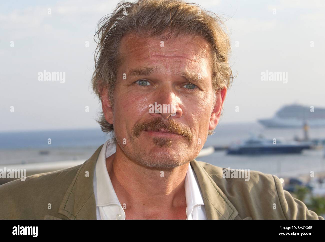 Cannes, Frankreich - Oktober 15, 2019: MIPCOM - der Welt Entertainment Content Markt mit der Würde, der deutsche Schauspieler Götz Otto, Joyn, Götz, ein Reed MIDEM Event, Fernsehen Messe Stockfoto