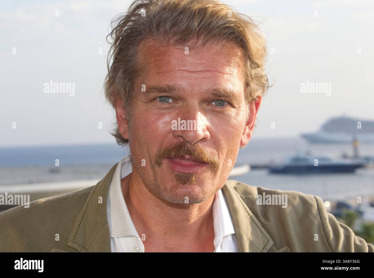 Cannes, Frankreich - Oktober 15, 2019: MIPCOM - der Welt Entertainment Content Markt mit der Würde, der deutsche Schauspieler Götz Otto, Joyn, Götz, ein Reed MIDEM Event, Fernsehen Messe Stockfoto