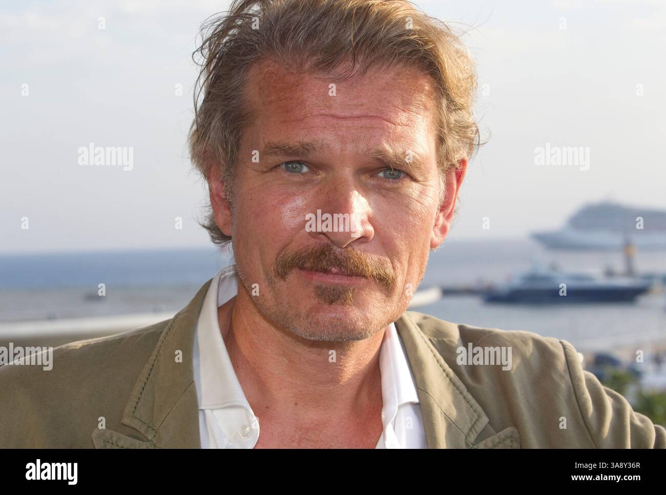 Cannes, Frankreich - Oktober 15, 2019: MIPCOM - der Welt Entertainment Content Markt mit der Würde, der deutsche Schauspieler Götz Otto, Joyn, Götz, ein Reed MIDEM Event, Fernsehen Messe Stockfoto