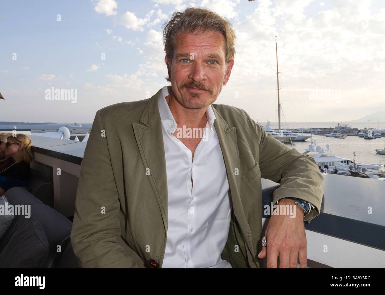 Cannes, Frankreich - Oktober 15, 2019: MIPCOM - der Welt Entertainment Content Markt mit der Würde, der deutsche Schauspieler Götz Otto, Joyn, Götz, ein Reed MIDEM Event, Fernsehen Messe Stockfoto