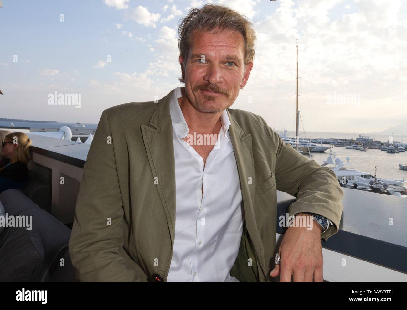 Cannes, Frankreich - Oktober 15, 2019: MIPCOM - der Welt Entertainment Content Markt mit der Würde, der deutsche Schauspieler Götz Otto, Joyn, Götz, ein Reed MIDEM Event, Fernsehen Messe Stockfoto