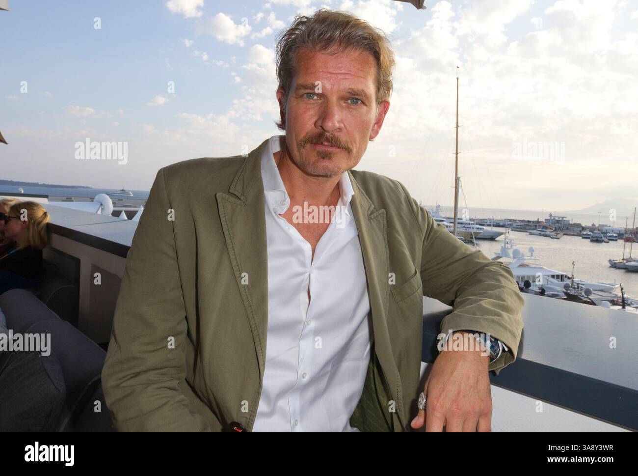 Cannes, Frankreich - Oktober 15, 2019: MIPCOM - der Welt Entertainment Content Markt mit der Würde, der deutsche Schauspieler Götz Otto, Joyn, Götz, ein Reed MIDEM Event, Fernsehen Messe Stockfoto