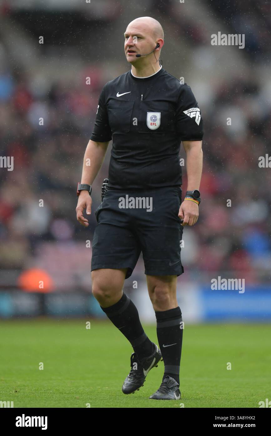 Match-Schiedsrichter Robert Madley während des Sky Bet Championship-Spiels zwischen Sunderland und Millwall im Stadium of Light, Sunderland am Samstag, den 29. März 2025. (Foto: Scott Llewellyn | MI News) Credit: MI News & Sport /Alamy Live News Stockfoto
