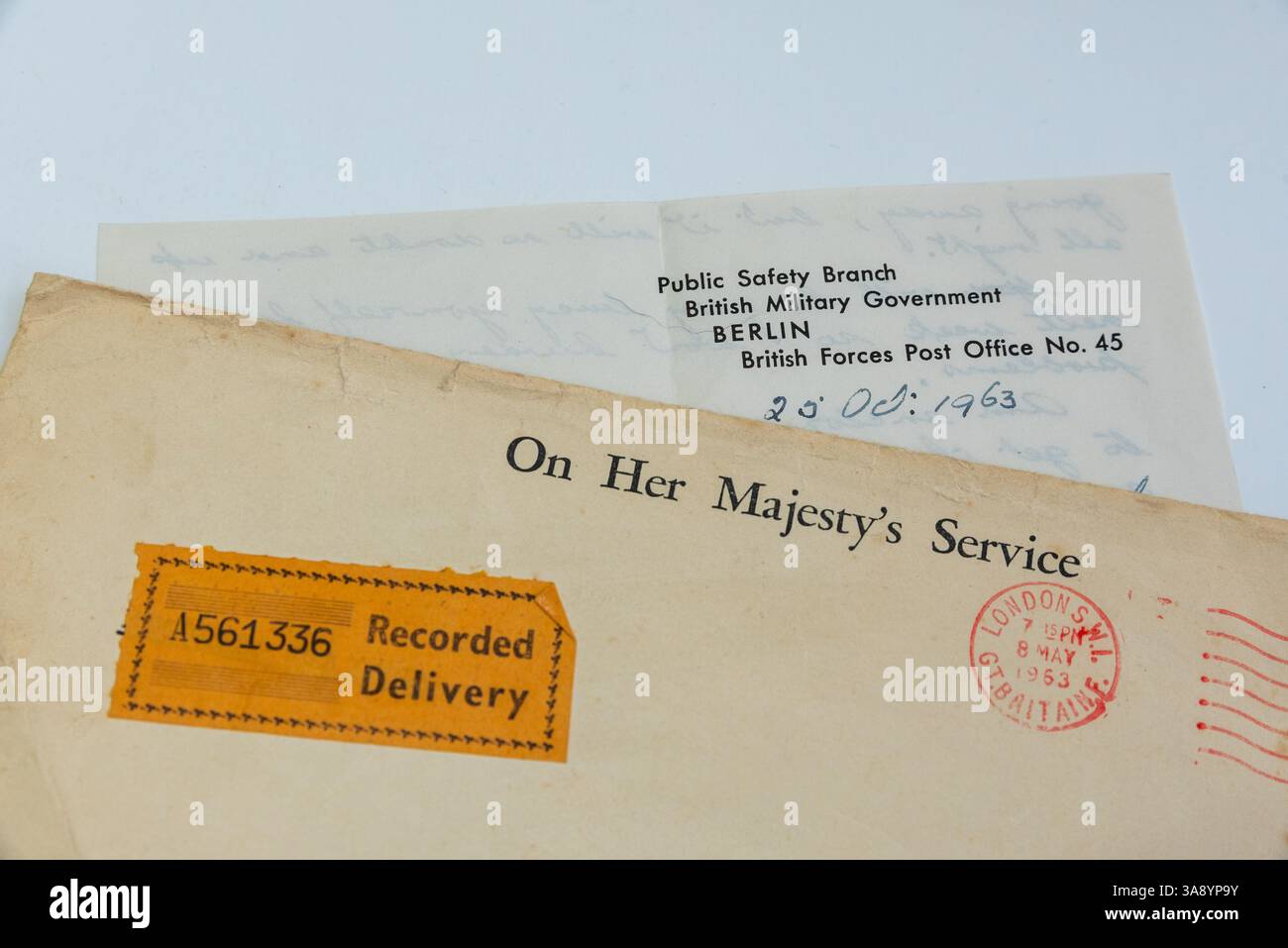 Auf dem Dienst Ihrer Majestät aufgezeichneter Lieferumschlag aus den 1960ern Gestempelt London SW1, 8. Mai 1963. Brief des britischen Militärs in Berlin Stockfoto