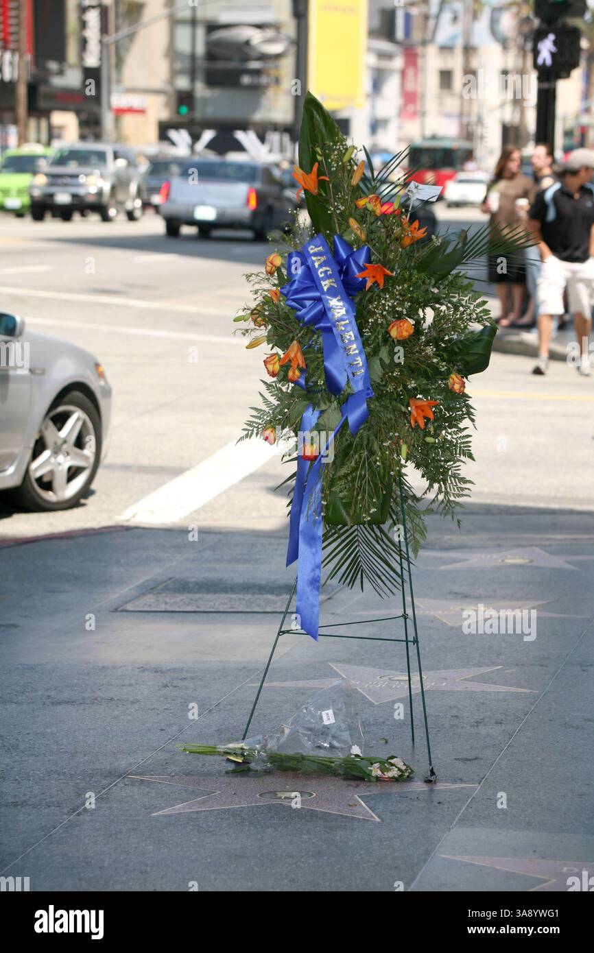 28. April 2007 - Rancho Palos Verdes, CA, USA - 28. April 2007 - Hollywood, Kalifornien - Trauerkranz auf Jack Valentis Star auf dem Hollywood Walk of Fame. Foto: Byron Purvis/AdMedia Stockfoto