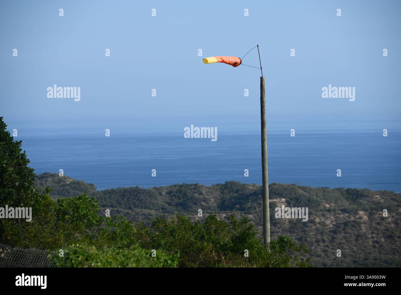 Windsocke weht im Wind Stockfoto