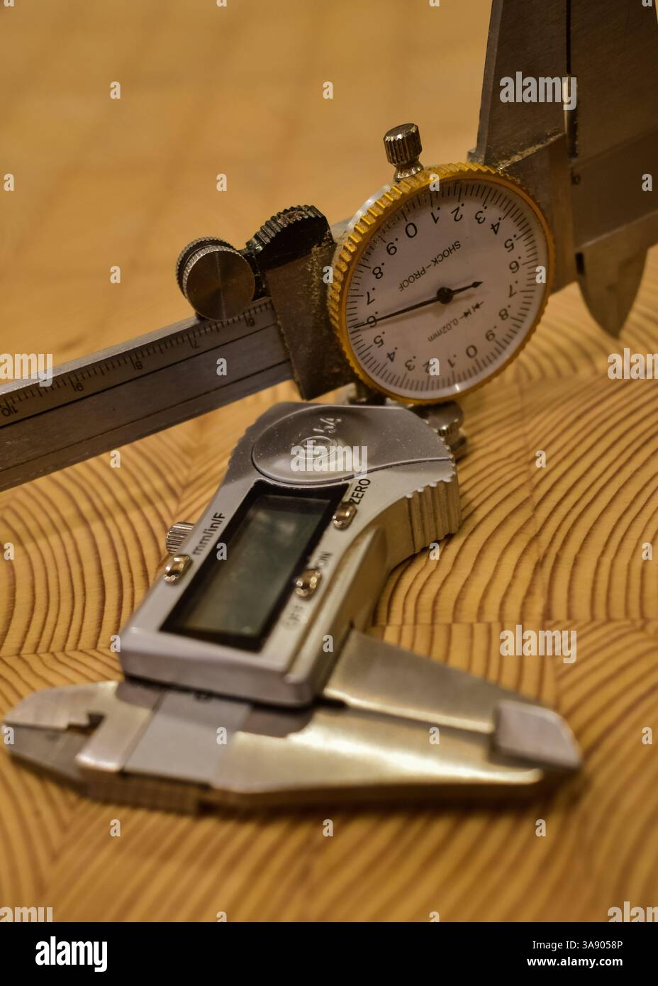 Digitaler Messschieber isoliert auf Holzoberfläche. Stockfoto