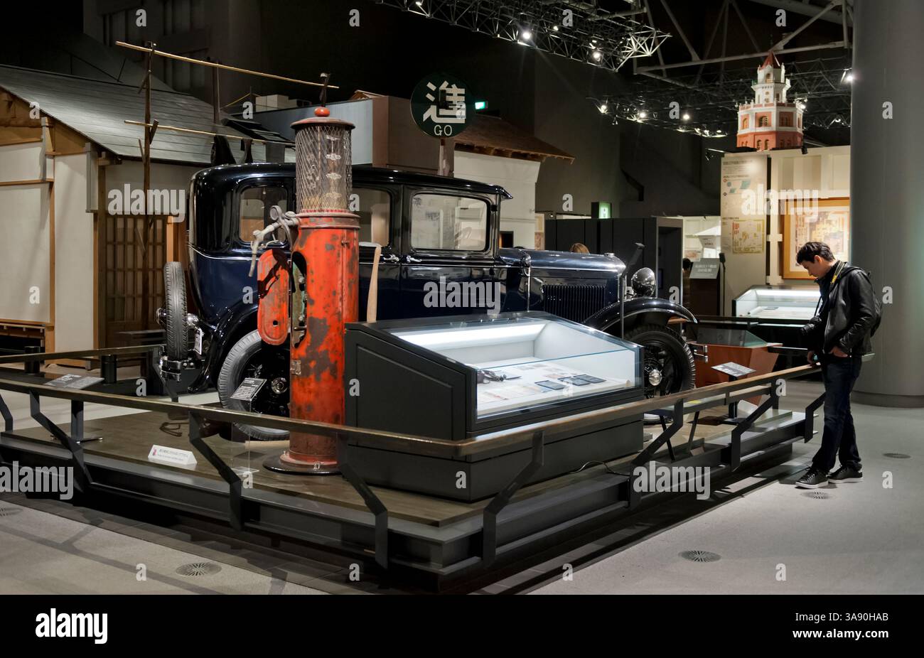 Museumsausstellungen aus der Showa-Zeit um 1930, die hier im Edo-Tokyo Museum of History in Tokio, Japan, zu sehen sind. Altes Auto und Benzinpumpe. Stockfoto