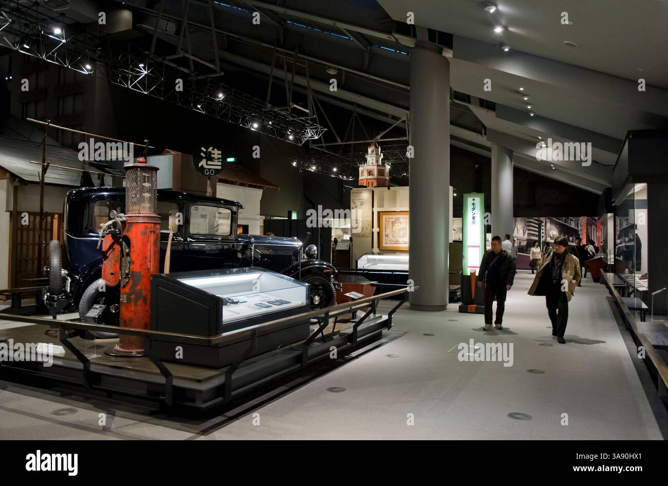Museumsausstellungen aus der Showa-Zeit um 1930, die hier im Edo-Tokyo Museum of History in Tokio, Japan, zu sehen sind. Altes Auto und Benzinpumpe. Stockfoto