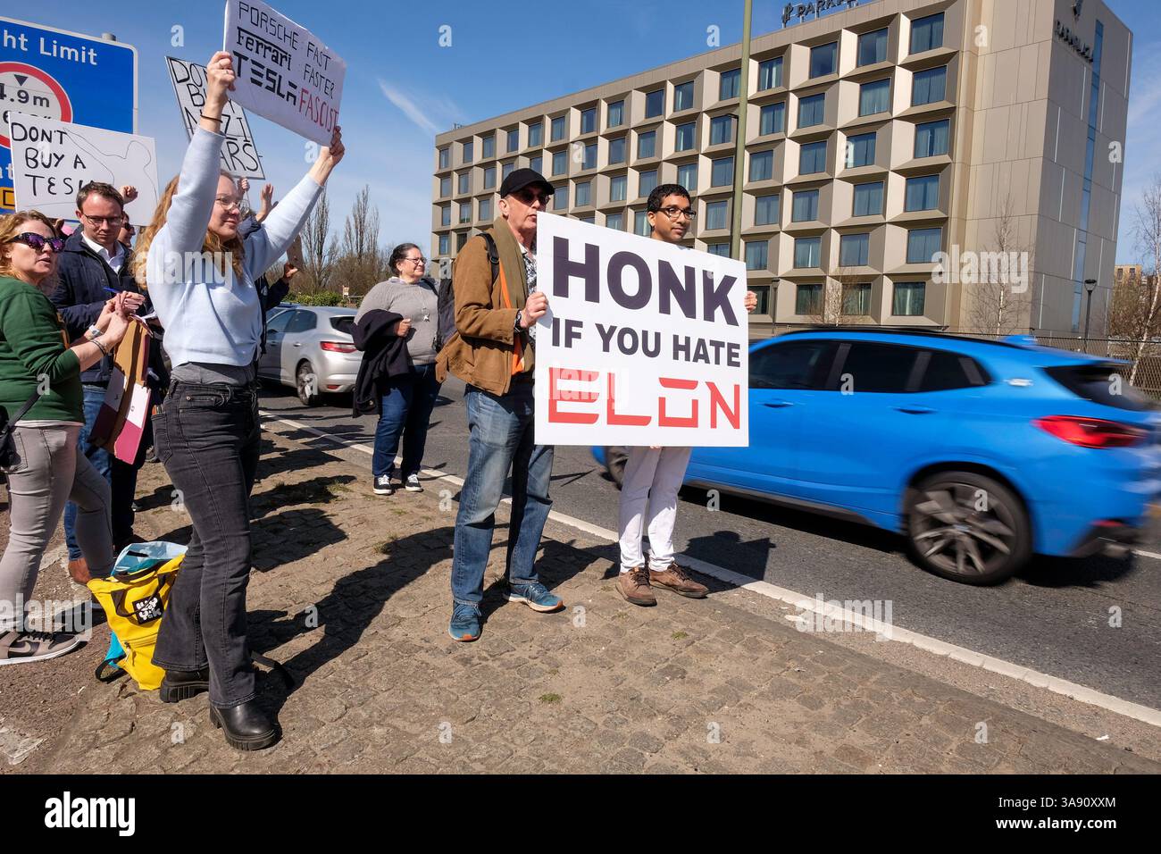 März 2025, London, Großbritannien. Demonstranten gegen Elon Musk und seine politischen Aktionen bei der US-Kundgebung vor dem Tesla Car Showroom im Park Royal, London. Der Londoner Protest ist Teil eines globalen Aktionstages unter dem Dach der Tesla Takedown-Bewegung. Die Organisatoren sagen, dass die Kundgebungen vor mehr als 200 Tesla-Standorten weltweit stattfinden werden. Die Demonstranten ermutigen die Autofahrer, beim Besuch des Tesla Showrooms in London die Hupe zu läuten. Stockfoto