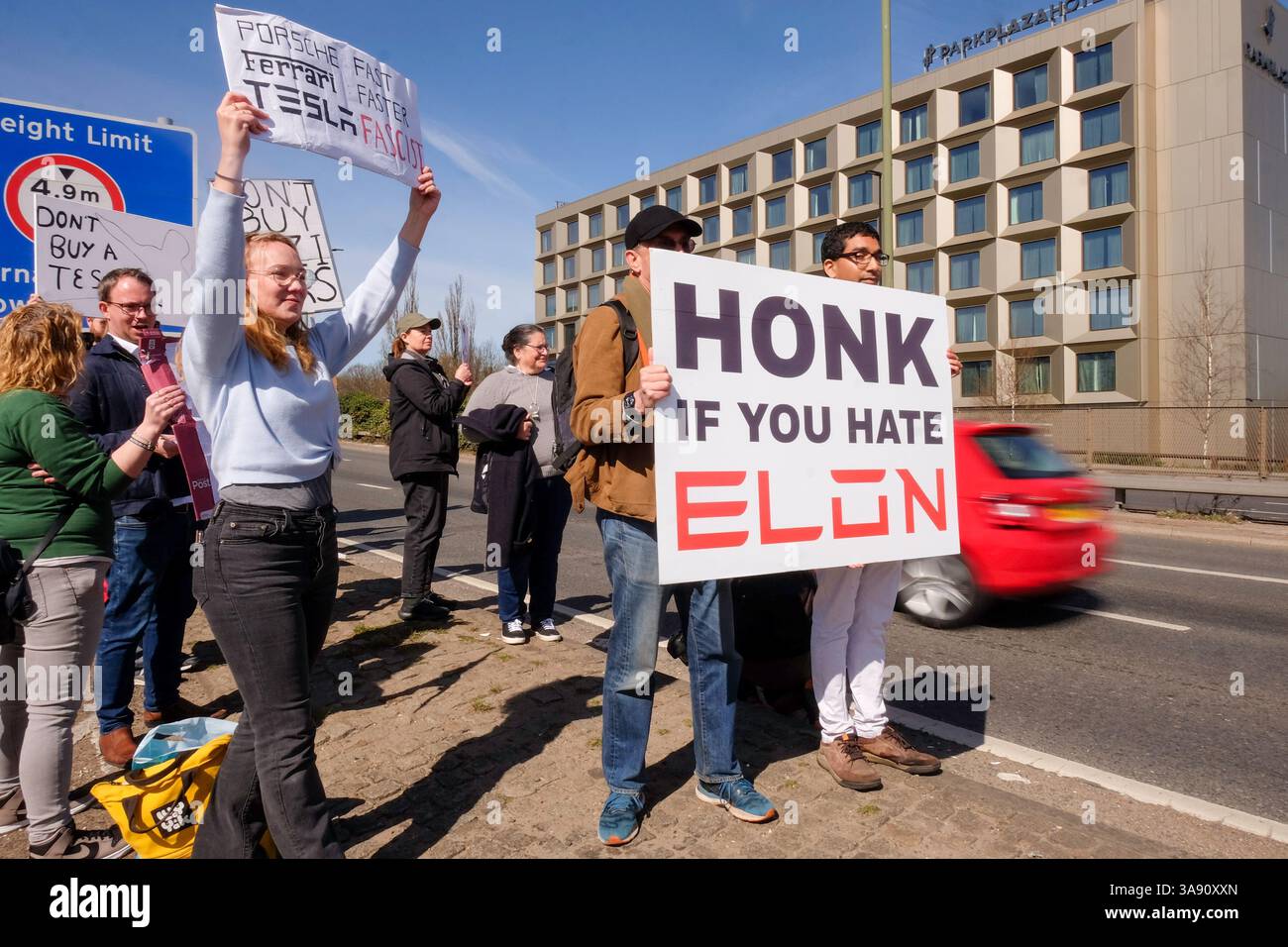 März 2025, London, Großbritannien. Demonstranten gegen Elon Musk und seine politischen Aktionen bei der US-Kundgebung vor dem Tesla Car Showroom im Park Royal, London. Der Londoner Protest ist Teil eines globalen Aktionstages unter dem Dach der Tesla Takedown-Bewegung. Die Organisatoren sagen, dass die Kundgebungen vor mehr als 200 Tesla-Standorten weltweit stattfinden werden. Die Demonstranten ermutigen die Autofahrer, beim Besuch des Tesla Showrooms in London die Hupe zu läuten. Stockfoto