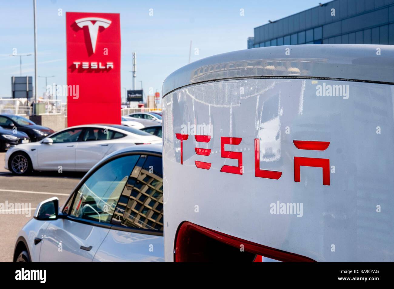 Tesla Fahrzeuge auf dem Vorplatz des Londoner Ausstellungsraums des Autoherstellers, Park Royal, London, Großbritannien. Stockfoto