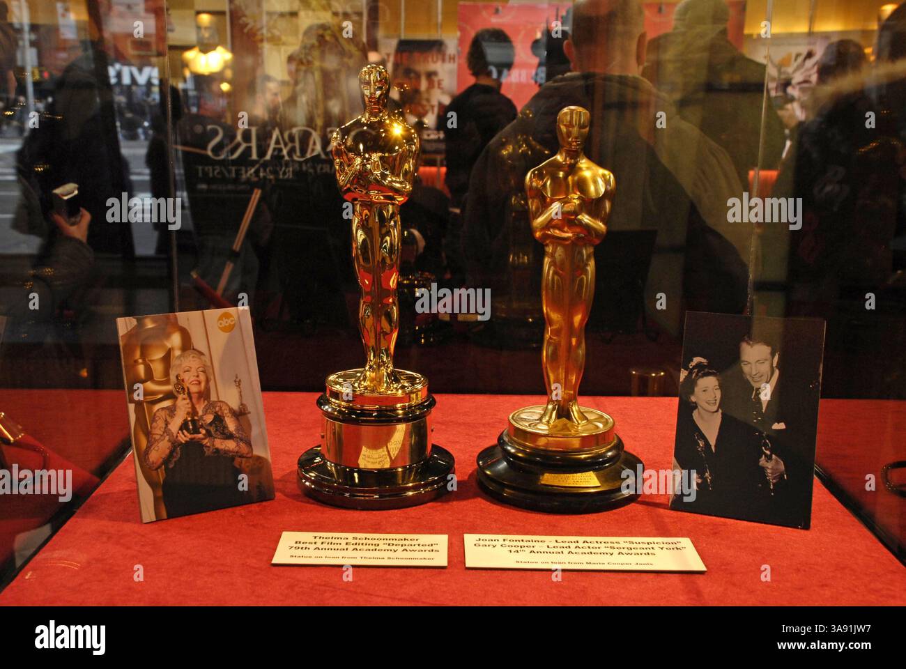 15. Februar 2008 - New York, New York, New York, USA - 15. Februar 2008 - New York, New York - Oscars, die Thelma Schoonmaker 2006 für die Filmbearbeitung für „The Departed“ gewann, und Gary Cooper 1941 für „Sergeant York“ werden für „Meet the Oscars: The 50 Golden Statuettes“ in den Times Square Studios gezeigt, zusammen mit fünfzig neuen Oscar-Statuetten, die in einer zukünftigen Academy Awards verliehen werden. Foto: Bill Lyons/AdMedia *** Lokale Bildunterschrift (Foto: © Bill Lyons/AdMedia via ZUMA Wire) Stockfoto