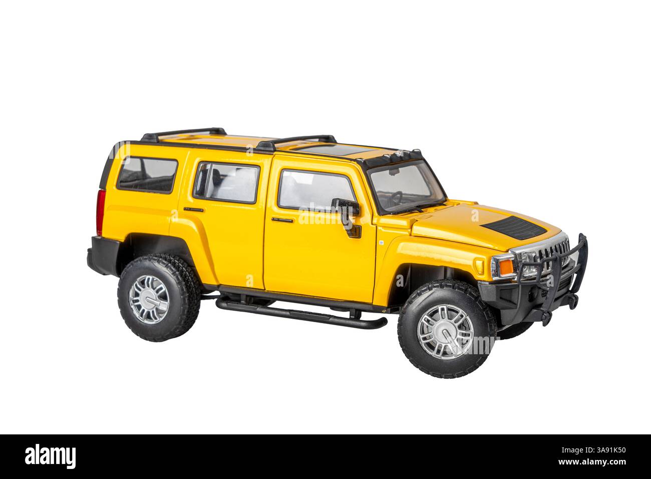 Ein gelbes Spielzeugmodell Hammer USA SUV Offroad ist auf weißem Hintergrund geparkt. Das Auto ist glänzend und gut gepflegt und vermittelt ein Gefühl von Luxus und soph Stockfoto