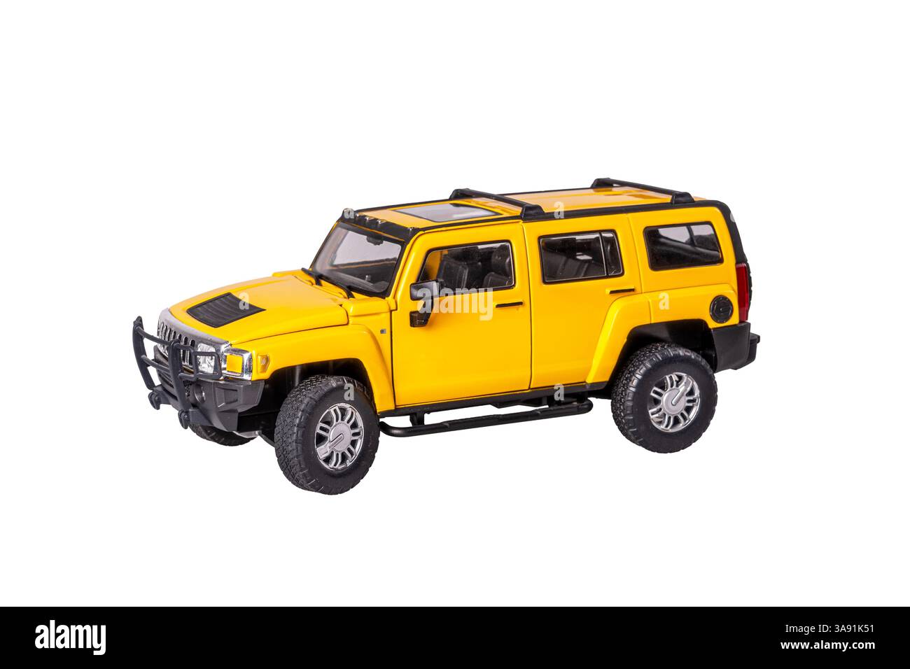 Ein gelbes Spielzeugmodell Hammer USA SUV Offroad ist auf weißem Hintergrund geparkt. Das Auto ist glänzend und gut gepflegt und vermittelt ein Gefühl von Luxus und soph Stockfoto