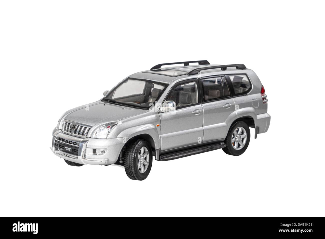 Ein silbernes Spielzeugmodell TOYOTA PRADO Geländewagen steht auf weißem Hintergrund. Das Auto ist glänzend und gut gepflegt und vermittelt ein Gefühl von Luxus und so Stockfoto