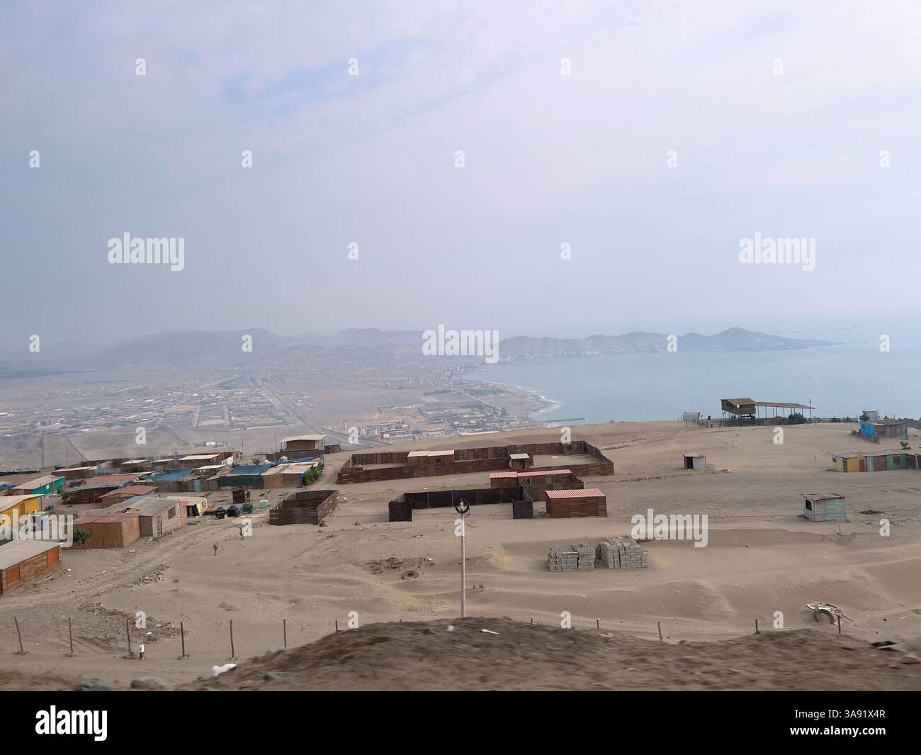 Trockene Küstenlandschaft mit urbaner Küste und Meer im Bezirk Ancón, Lima, Peru Stockfoto