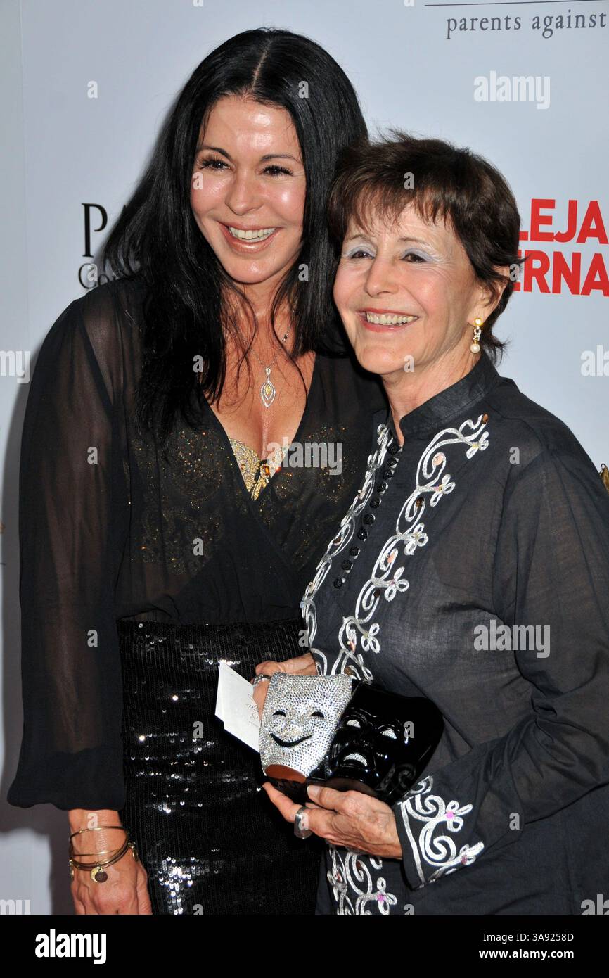 7. Oktober 2008 - Hollywood, CA, USA - 07. Oktober 2008 - Hollywood, Kalifornien - Maria Conchita Alonso und Mutter. Padres Contra El Cancer's 8. Jährliche Benefizgala „El Sue o de Esperanza“ im Hollywood & Highland Ballroom. Foto: Byron Purvis/AdMedia Stockfoto
