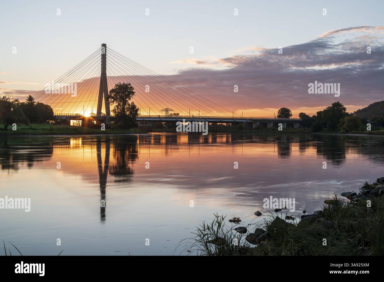 Sonnenaufgang auf der Elbe mit Elbbrücke Niederwartha, Dresden, Sachsen, Deutschland, Europa Stockfoto