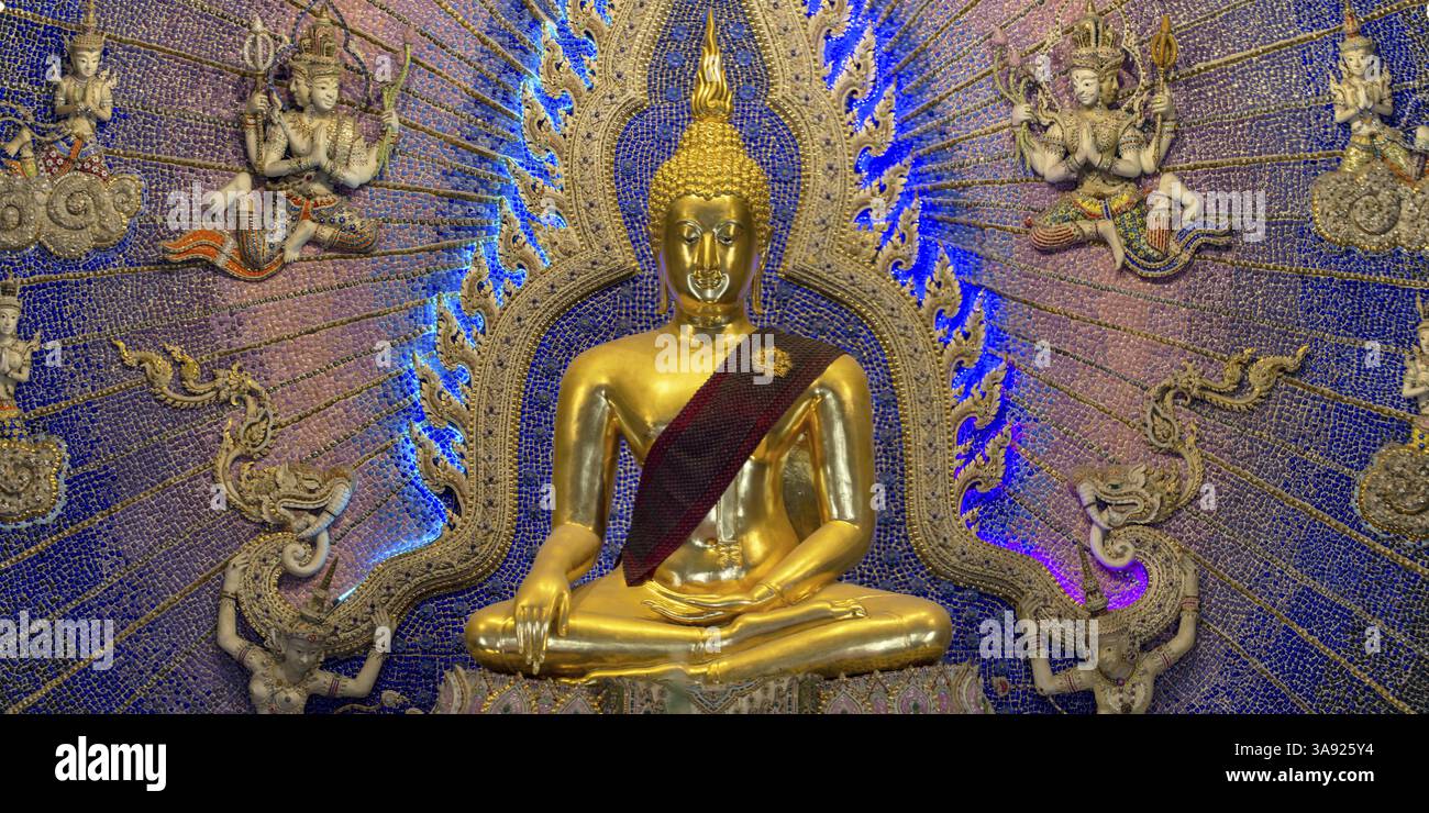 Goldene Buddha-Statue mit Tunika, Bhumispara-Mudra, Buddha Gautama im Moment der Erleuchtung, Kunstgalerie mit modernen Kunsttrends wie Minimalis Stockfoto
