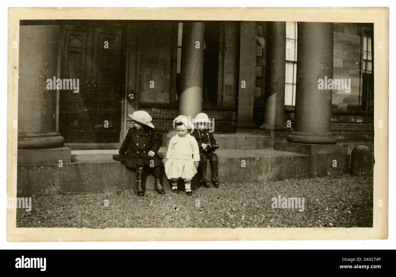 Originalfoto von viktorianischen Kindern auf den Stufen eines großen Landhauses, einer hält die Kameratasche, Großbritannien Stockfoto