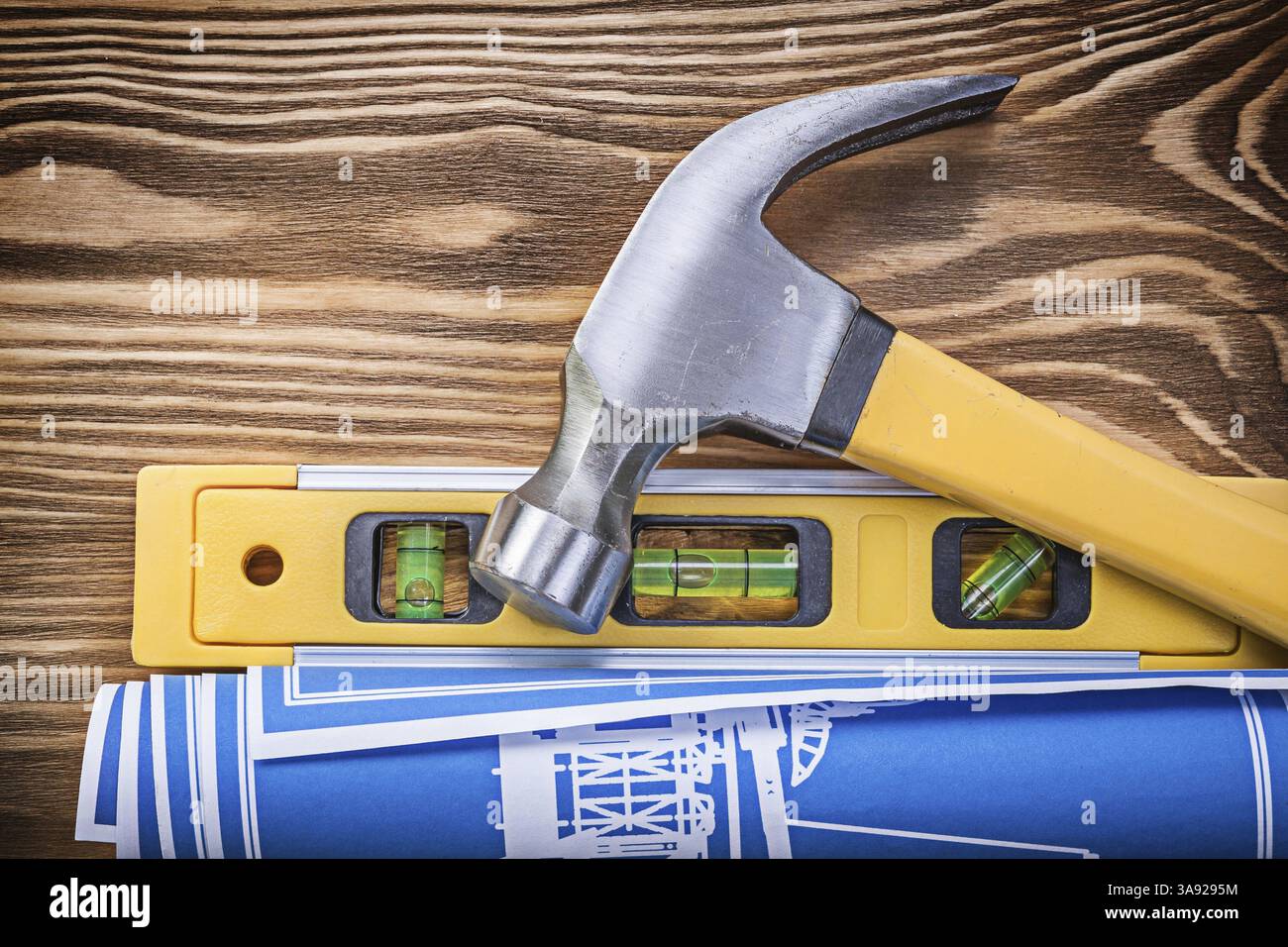 Satz blauer Blaudruck-Klauenhammer auf Vintage-Holzbrett Stockfoto