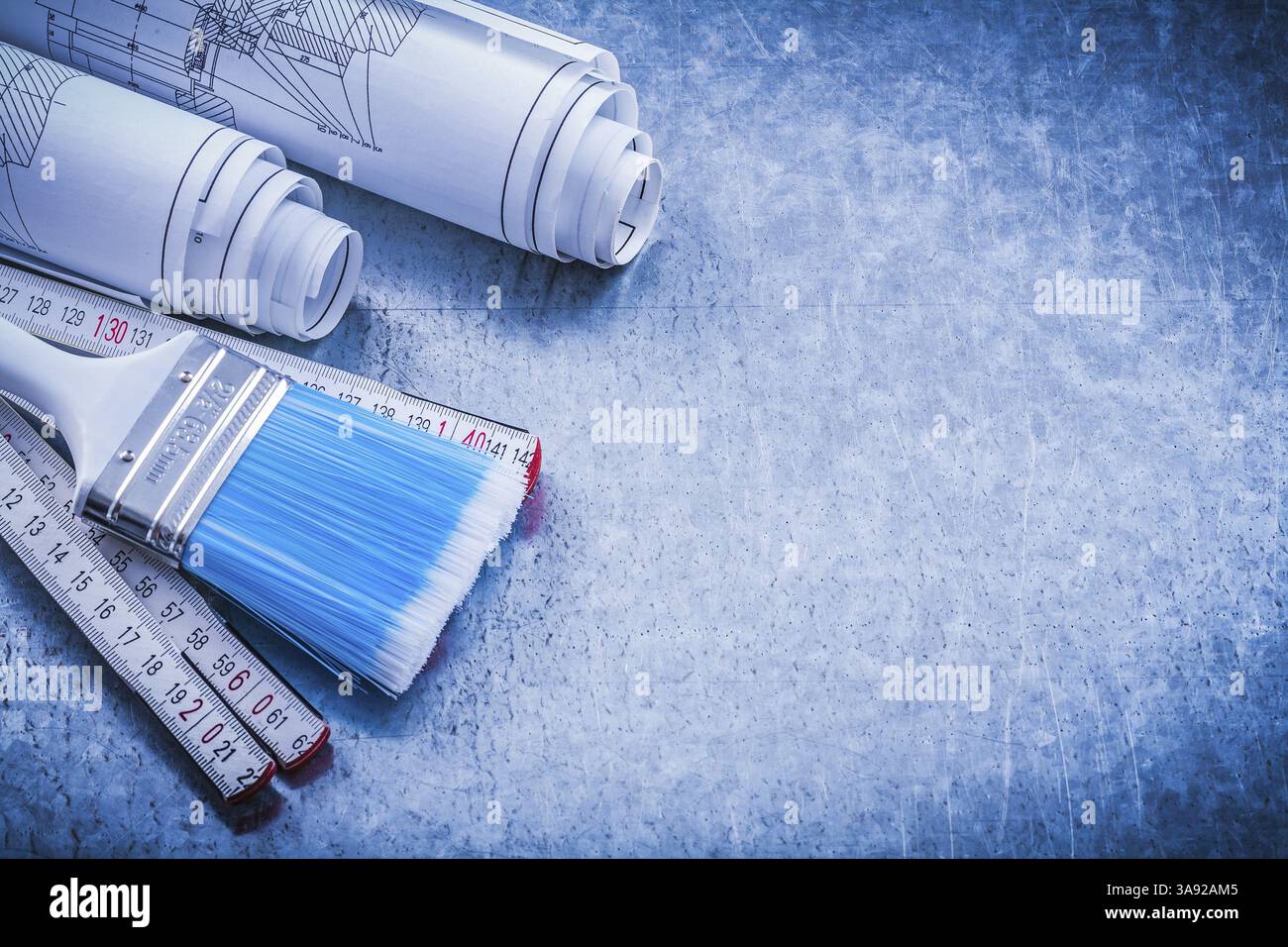 Pinsel Holzmeterbauzeichnungen auf metallischem Hintergrund Copyspace Stockfoto