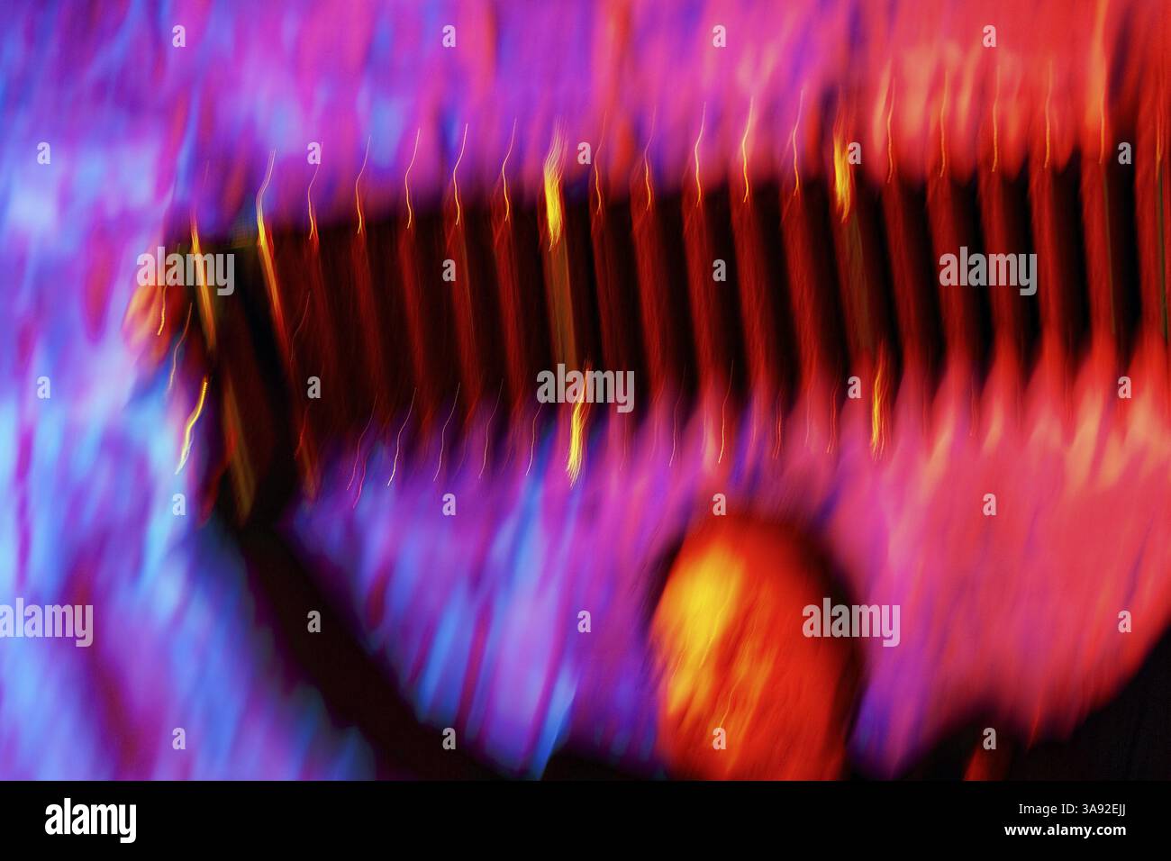 Bandoneon, Bandonion, Akkordeonspieler auf einer Bühne, Milonga, Konzert, Tangotanz, symbolisches Bild, farbenfroh, Bewegungsunschärfe, Vollformat, Deutschland, E Stockfoto