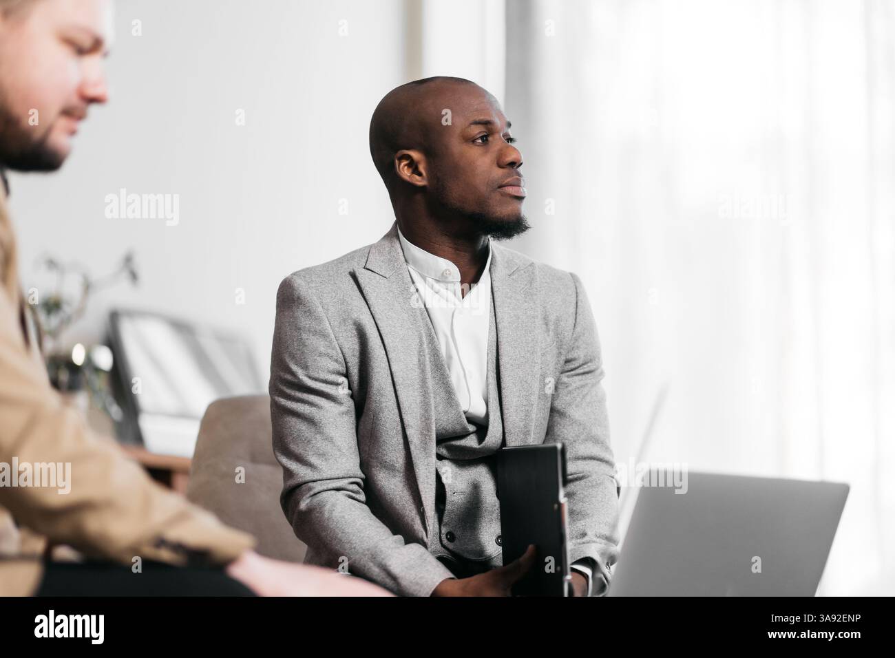 Rechtsanwalt oder Bankmanager Beratung Kunde Investor Lesen Dokument bei Geschäftstreffen Überprüfung der Akte in Papierform Planung Steuern Arbeit Stockfoto