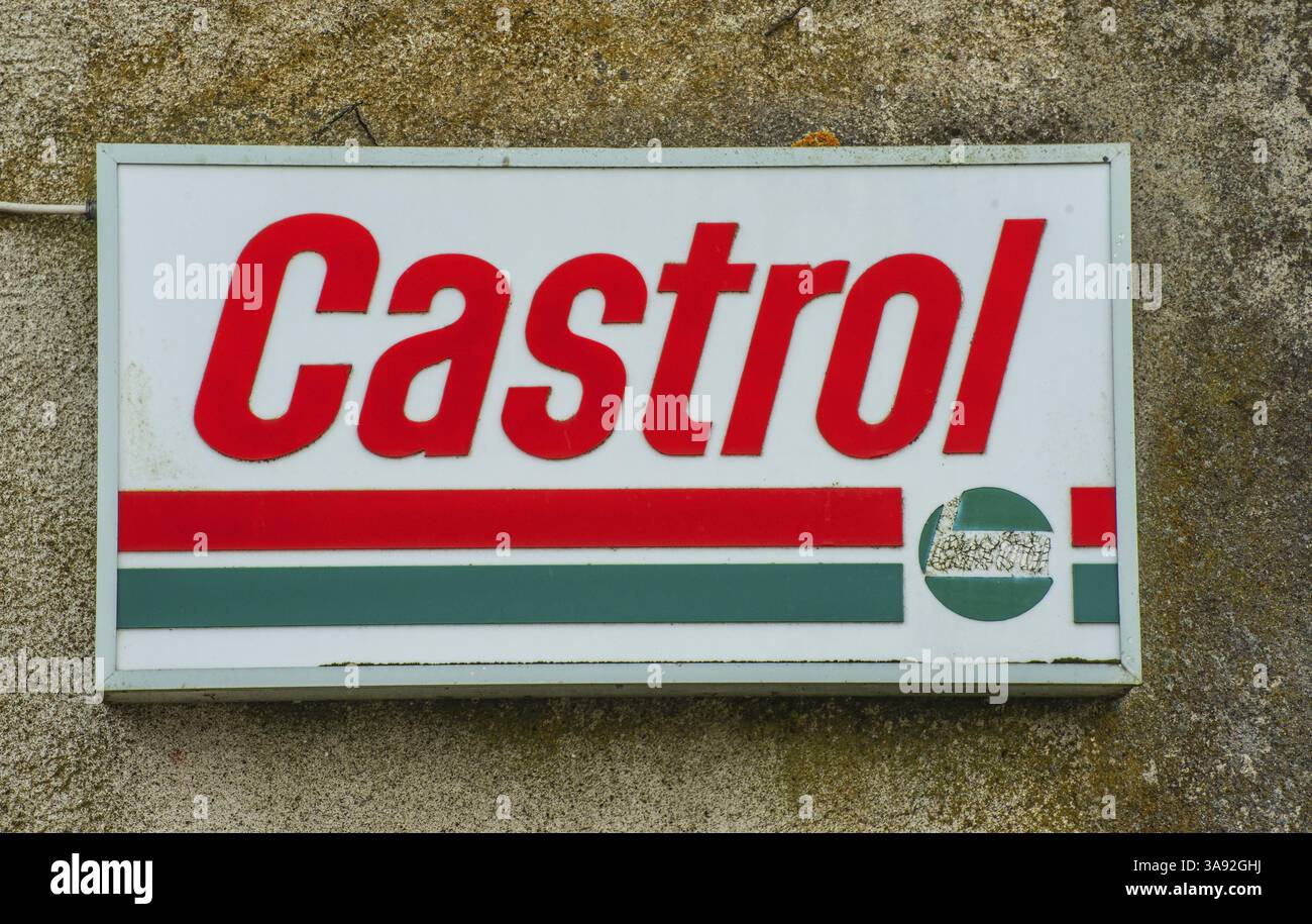 Altes Castrol-Lichtschild in Borrby, Gemeinde Simrishamn, Skane County, Schweden, Skandinavien, Europa Stockfoto
