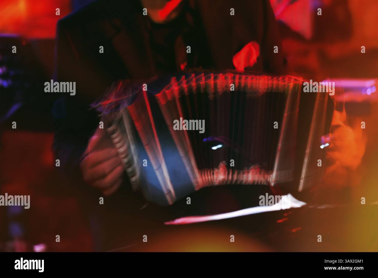 Bandoneon, Bandoneon-Spieler, Akkordeon, auf einer Bühne, Milonga, tangotanz, Konzert, Bewegungsunschärfe, Lichtreflexionen, Deutschland, Europa Stockfoto