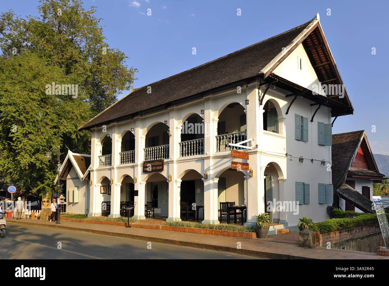 Französisches Kolonialhaus mit Restaurant an der Sisavangvong Road, Luang Prabang, Laos, Asien Stockfoto
