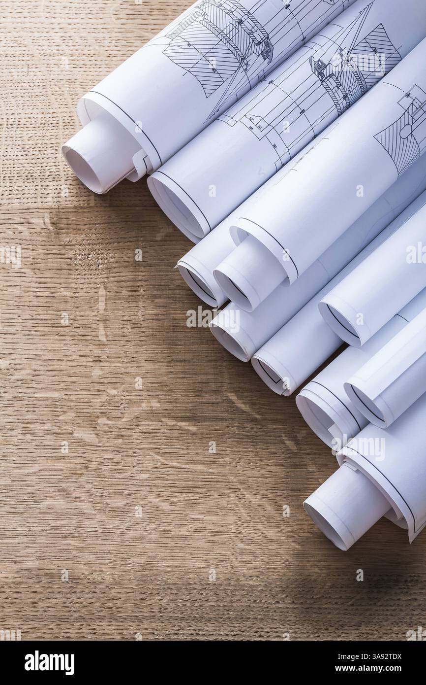 Stapel von Blueprint-Rollen auf hölzernen Eichenbrettern Wartungskonzept Stockfoto