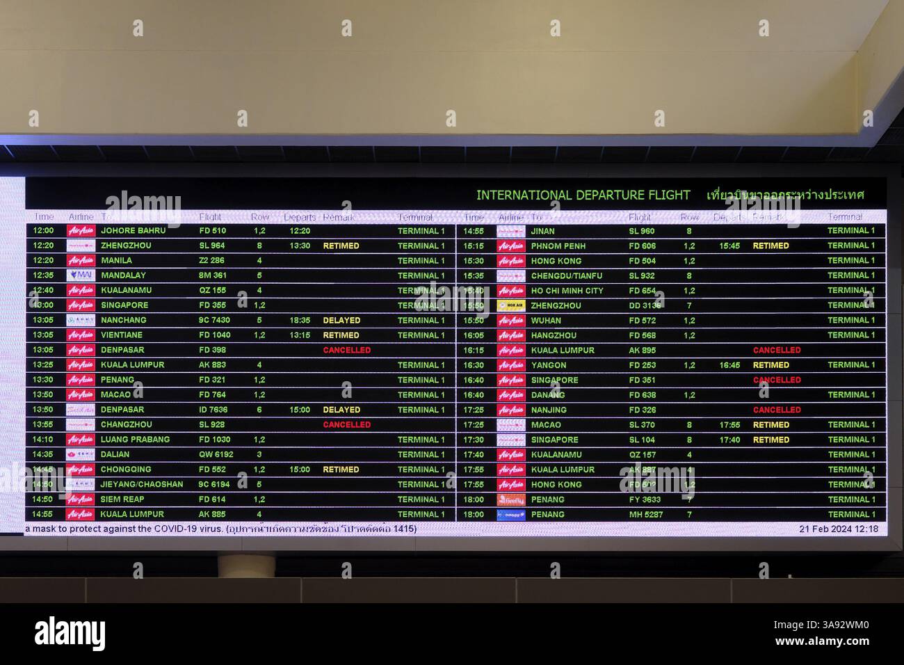 Ausstellungstafel für internationale Abflüge auf Englisch am alten Bangkok Don Mueang Airport, Bangkok, Thailand, Asien Stockfoto