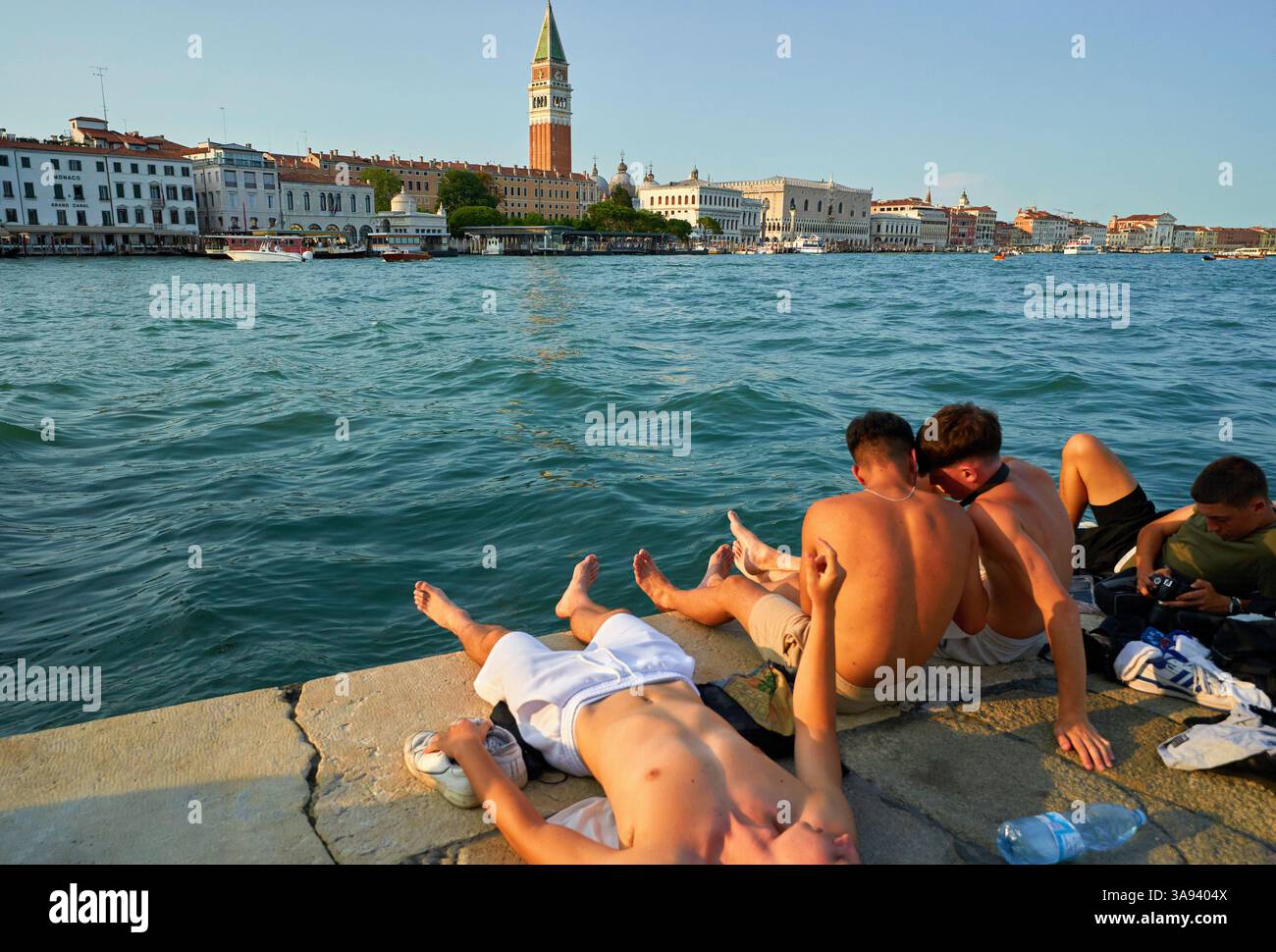 Junge Menschen am Ufer des Canale Grande, Venedig, Italien Stockfoto