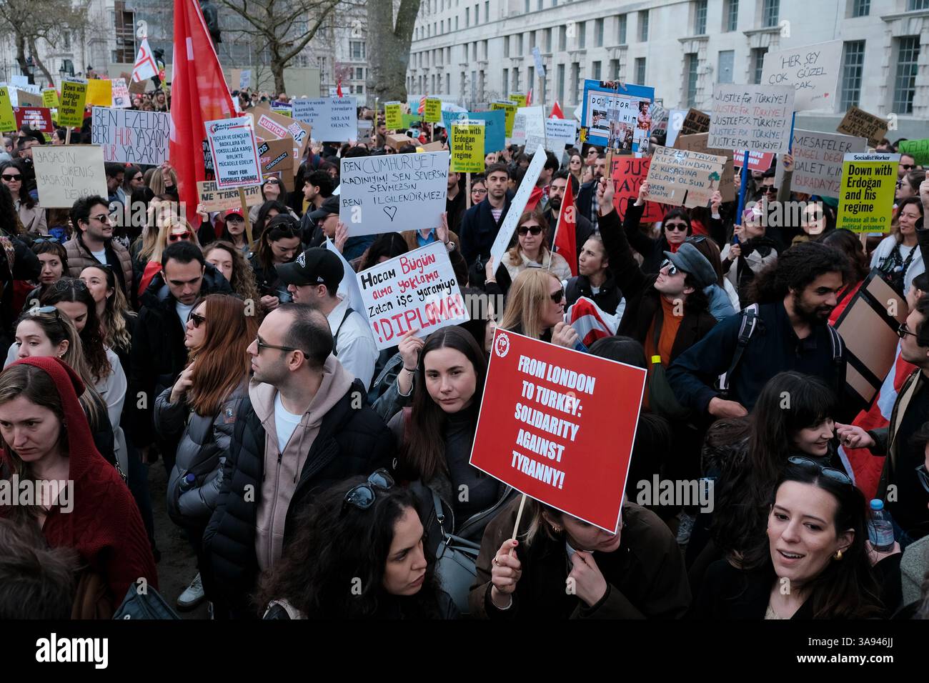 London, Großbritannien. März 2025. Ein von der türkischen Gemeinde in London organisierter Protest fand gegenüber der Downing Street statt, nachdem am 23. März Massendemonstrationen in Istanbul ausbrachen, nachdem der Bürgermeister der Stadt Ekrem Imamoglu verhaftet und inhaftiert worden war. Herr Imamoglu von der oppositionellen Republikanischen Volkspartei (CHP) gilt als der einzige Politiker, der realistisch in der Lage ist, Präsident Recep Tayyip Erdogan bei den Präsidentschaftswahlen 2028 herauszufordern. Quelle: Eleventh Photography/Alamy Live News 8 Stockfoto