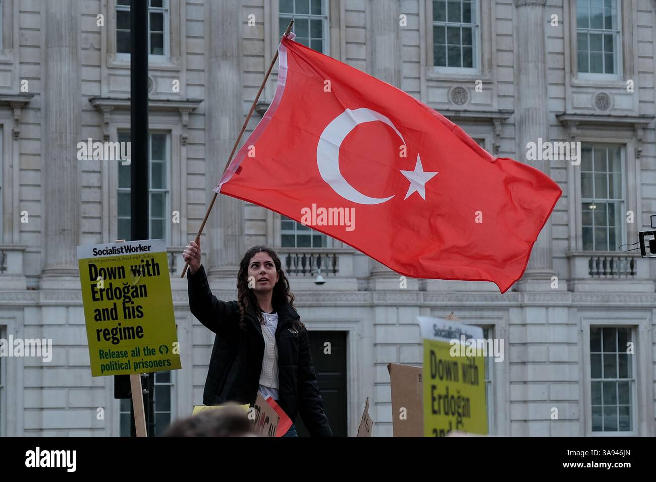 London, Großbritannien. März 2025. Ein von der türkischen Gemeinde in London organisierter Protest fand gegenüber der Downing Street statt, nachdem am 23. März Massendemonstrationen in Istanbul ausbrachen, nachdem der Bürgermeister der Stadt Ekrem Imamoglu verhaftet und inhaftiert worden war. Herr Imamoglu von der oppositionellen Republikanischen Volkspartei (CHP) gilt als der einzige Politiker, der realistisch in der Lage ist, Präsident Recep Tayyip Erdogan bei den Präsidentschaftswahlen 2028 herauszufordern. Quelle: Eleventh Photography/Alamy Live News 8 Stockfoto