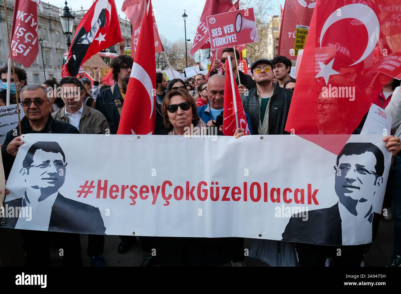 London, Großbritannien. März 2025. Ein von der türkischen Gemeinde in London organisierter Protest fand gegenüber der Downing Street statt, nachdem am 23. März Massendemonstrationen in Istanbul ausbrachen, nachdem der Bürgermeister der Stadt Ekrem Imamoglu verhaftet und inhaftiert worden war. Herr Imamoglu von der oppositionellen Republikanischen Volkspartei (CHP) gilt als der einzige Politiker, der realistisch in der Lage ist, Präsident Recep Tayyip Erdogan bei den Präsidentschaftswahlen 2028 herauszufordern. Quelle: Eleventh Photography/Alamy Live News 8 Stockfoto