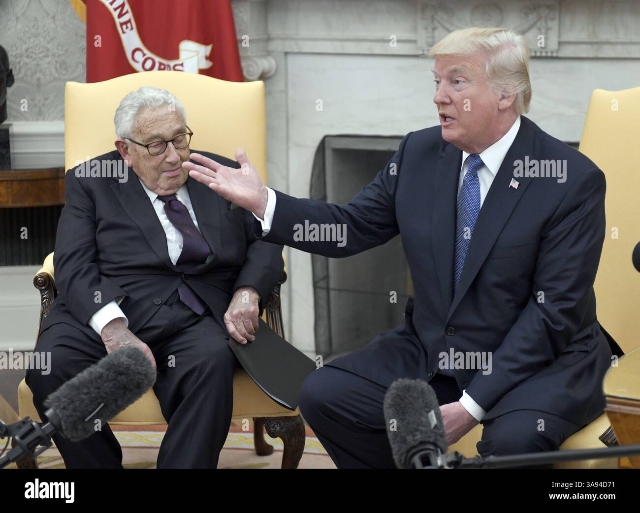 10. Oktober 2017: Washington, District of Columbia, Vereinigte Staaten von Amerika – US-Präsident Donald J. Trump trifft am Dienstag, den 10. Oktober 2017, im Oval Office des Weißen Hauses in Washington, DC, den ehemaligen US-Außenminister Henry Kissinger. Während der Fotoaktion beantwortete der Präsident einige Fragen von Reportern. Credit: Ron Sachs / CNP (Credit Image: © Ron Sachs/CNP via ZUMA Wire) Stockfoto 10. Oktober 2017: Washington, District of Columbia, Vereinigte Staaten von Amerika – US-Präsident Donald J. Trump trifft am Dienstag, den 10. Oktober 2017, im Oval Office des Weißen Hauses in Washington, DC, den ehemaligen US-Außenminister Henry Kissinger. Während der Fotoaktion beantwortete der Präsident einige Fragen von Reportern. Credit: Ron Sachs / CNP (Credit Image: © Ron Sachs/CNP via ZUMA Wire) Stockfoto