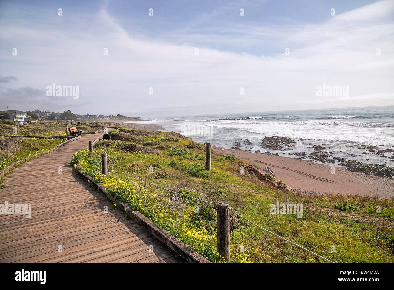 Cambria, CA, USA: 27. März 2025: Malerischer Blick auf den Moonstone Beach Boardwalk in Cambria, CA. Stockfoto