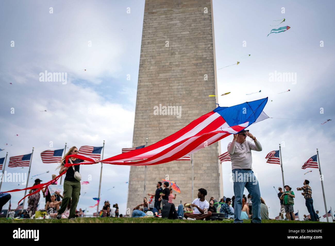 Washington, Usa. März 2025. Während des Blossom Kite Festivals, einer Veranstaltung im Rahmen des National Cherry Blossom Festival, in der National Mall in Washington, DC, am Samstag, den 29. März 2025, fliegen die Menschen Drachen. Gestern haben die Kirschblüten ihren Höhepunkt erreicht, was die National Park Services definiert, wenn 70 % der Yoshino Kirschblüten geöffnet haben. Foto: Bonnie Cash/UPI Credit: UPI/Alamy Live News Stockfoto