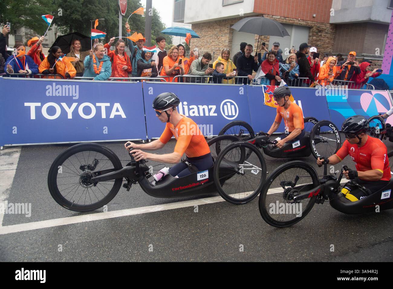 Die Fans bejubeln den Start des H-5-Rennens für Herren, das von Mitch Valize und Time DeVries aus den Niederlanden (in Orange), Paris 2024 Paralympic Games geführt wird Stockfoto