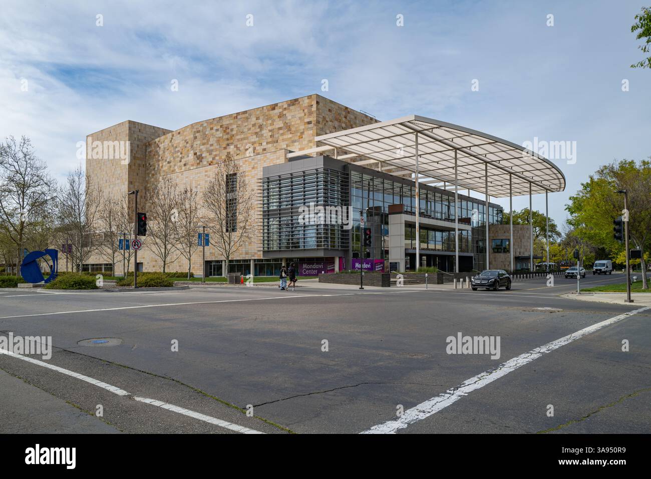 Blick auf das Mondavi Center for the Performing Arts, ein bedeutender kultureller Veranstaltungsort an der University of California, Davis. Stockfoto