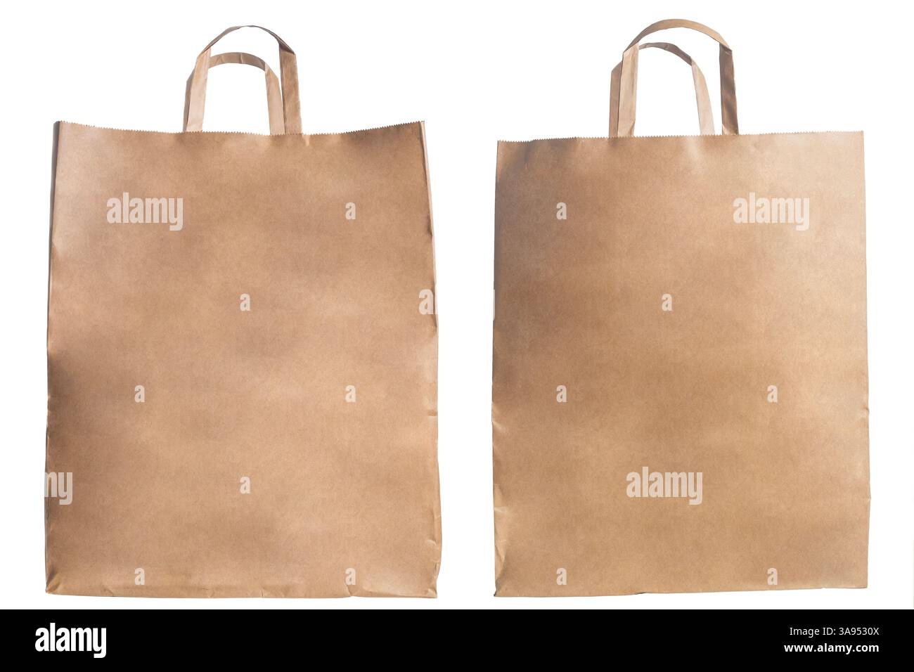Umweltfreundliche braune Papiertüten mit strapazierfähigen Griffen, perfekt für Einkäufe, Geschenkverpackungen oder Verpackungen. Stockfoto